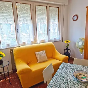 https://a-due-passi-dal-mare-camaiore-55041.it-tuscanyhotel.com